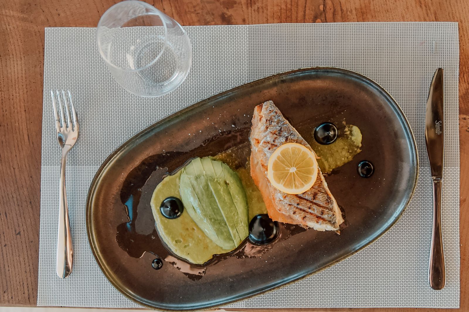 A heart-healthy meal with salmon, avocado, and olives